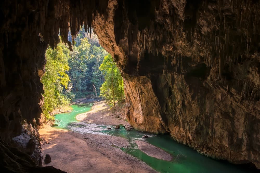 Tham Lod Grotte